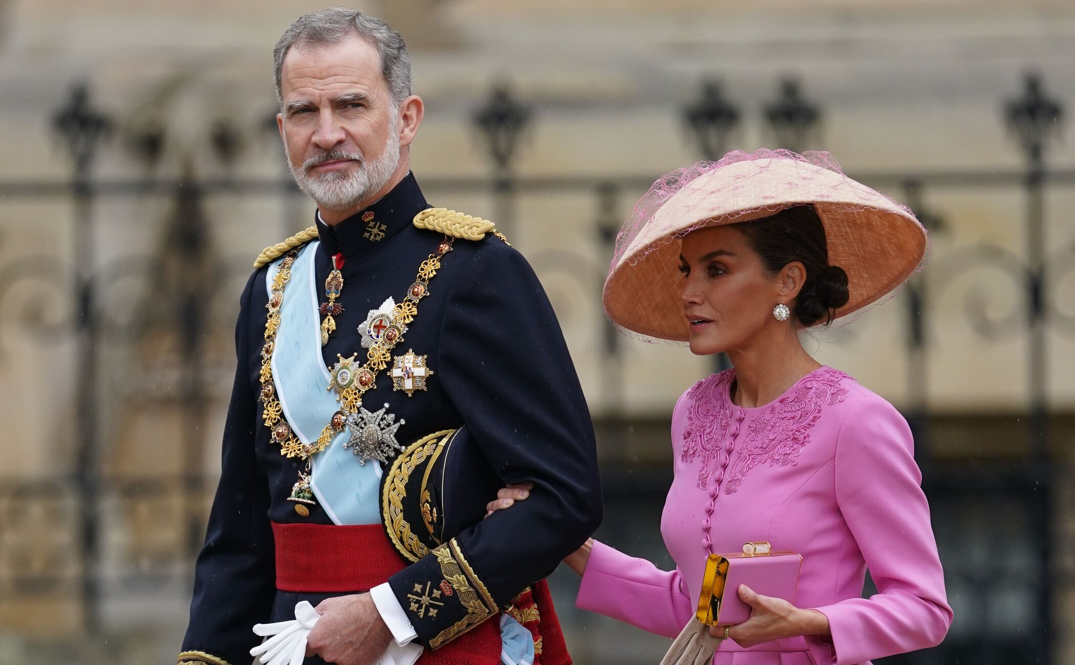El look de la Reina Letizia para la Coronación de Carlos III: tendencia 'Barbiecore' y moda española