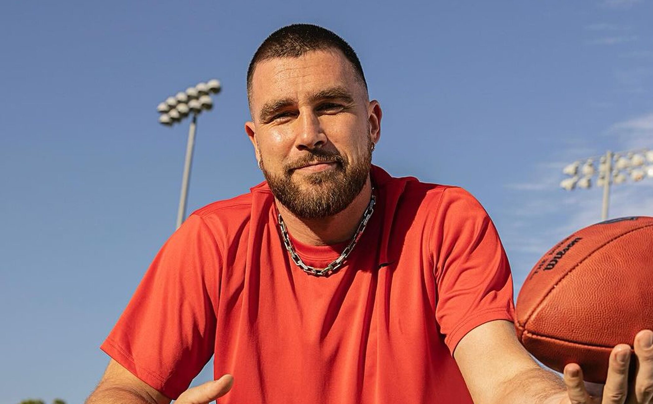 ¿Se ha hecho Travis Kelce unos pantalones con las cortinas de Taylor Swift?