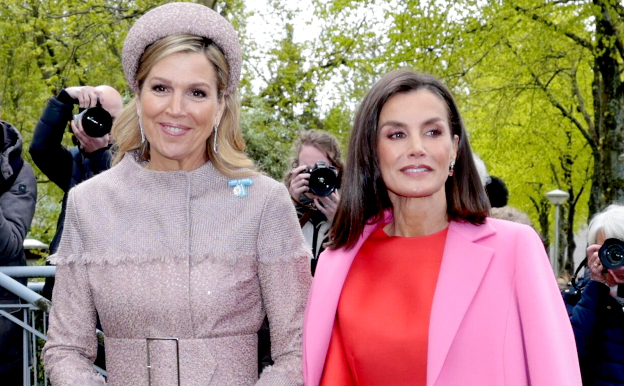 Rosa y Rojo, la combinación de la Reina Letizia que esconde otro guiño a la moda española (aunque no lo parezca)