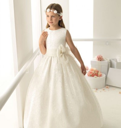 Líneas sencillas y clásicas en la primera colección de vestidos de Comunión de Rosa Clará