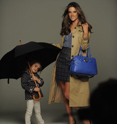 Alessandra Ambrosio y su hija Anja presentan la primavera/verano 2013 de London Fog
