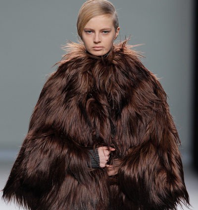 Etxeberria apuesta por las pieles y Moisés Nieto por lo retro en su debut en Madrid Fashion Week otoño/invierno 2013/2014