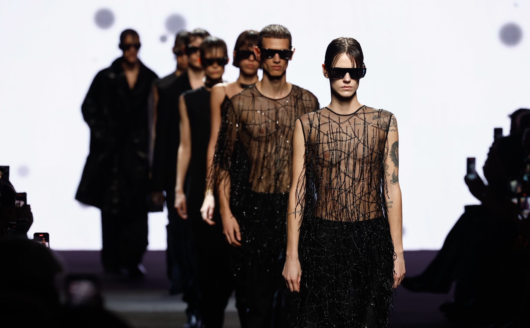 Acromatyx debuta en la MBFW de Madrid apostando todo al negro demostrando su perfecta imperfección