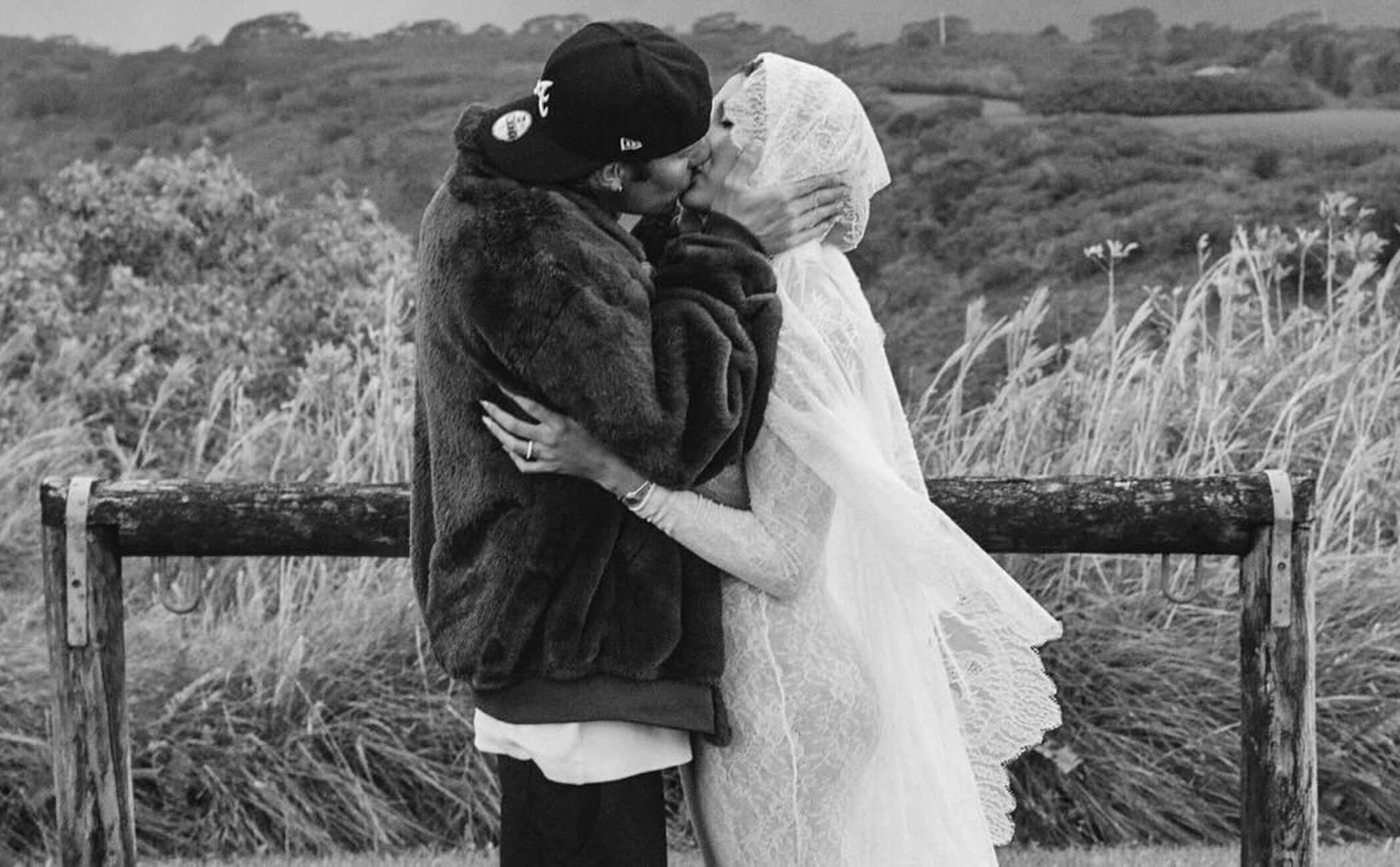 Hailey Bieber vuelve a vestirse de novia para anunciar su embarazo y renovar sus votos con Justin