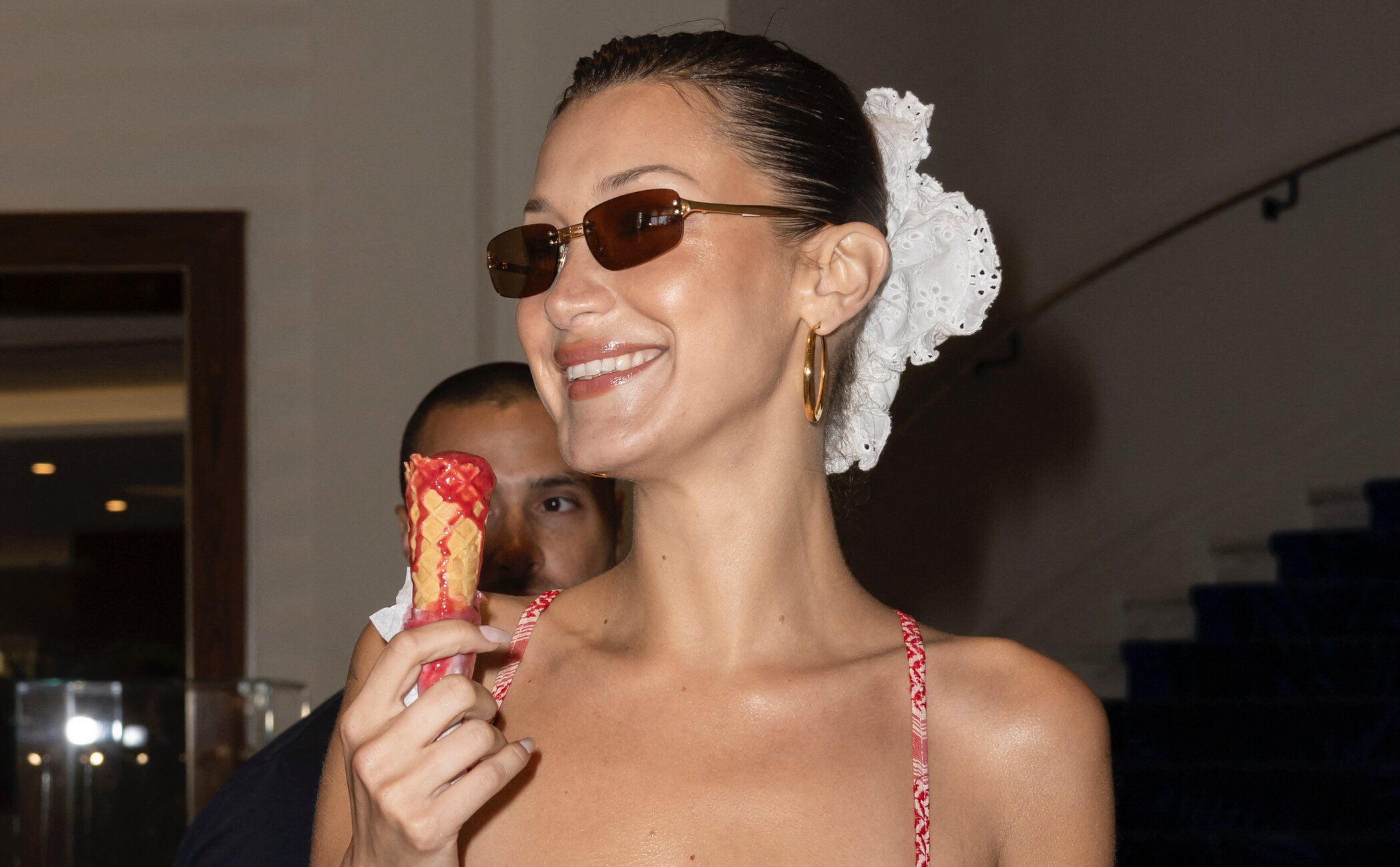 Bella Hadid muestra su apoyo a Palestina con un vestido kufiya en el Festival de Cannes 2024