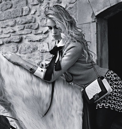 Alice Dellal y Jake Davis presentan la nueva colección de bolsos boy de Chanel