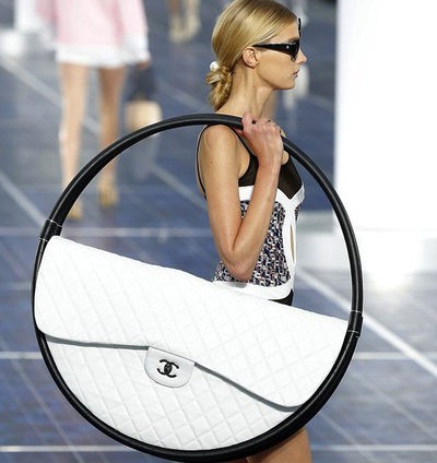 El bolso 'Hula-Hoop' de Chanel: el preferido de las celebrities para ir a la playa