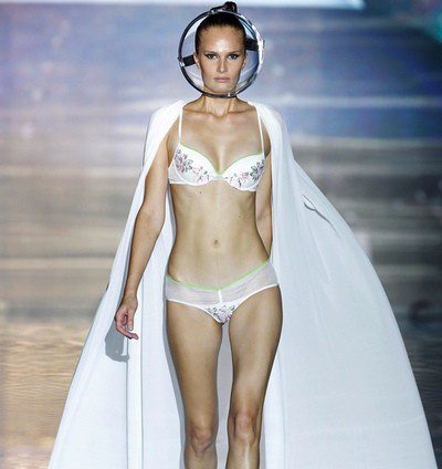 Andrés Sardá nos propone un viaje al espacio exterior en su desfile primavera/verano 2014 en Madrid Fashion Week