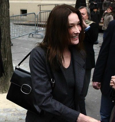 Roger Vivier se inspira en Carla Bruni para reinventar su bolso 'Miss Viv'