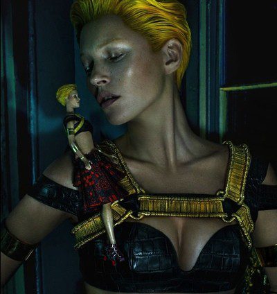 Kate Moss vuelve a posar para Alexander McQueen en su campaña más inquietante y futurista