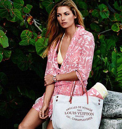 Jessica Hart presenta la colección de baño 2014 de Louis Vuitton