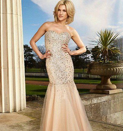 Ashley Roberts diseña una línea de vestidos de dama de honor para Key Fashion