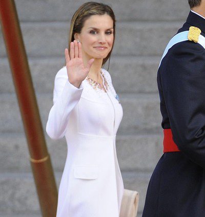 La Reina Letizia: de blanco y de Felipe Varela durante la proclamación de Felipe VI