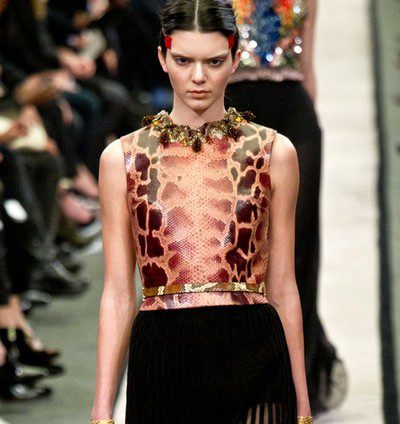Kendall Jenner se sumerge en el mundo Givenchy bailando para su próximo spot