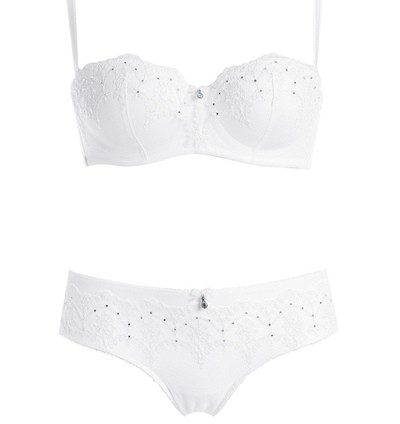 Yamamay presenta una colección lencera de novias para otoño/invierno 2014