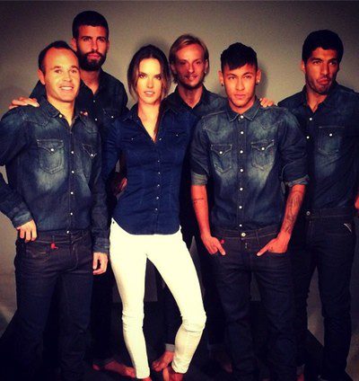 Alessandra Ambrosio y cinco jugadores del Barça protagonizan la nueva campaña de Replay