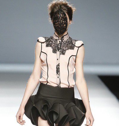 Maya Hansen abre la segunda jornada de la Madrid Fashion Week apostando por corsés, encajes y transparencias