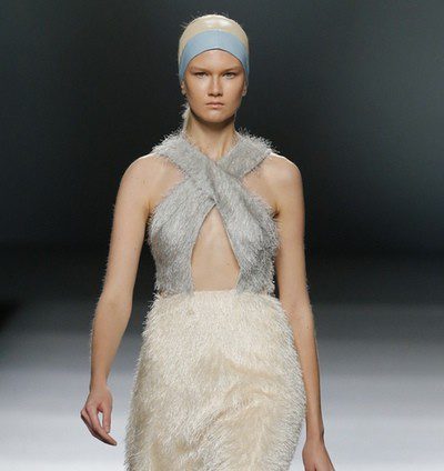 Moisés Nieto propone una estética setentera para la primavera/verano 2015 en la Madrid Fashion Week