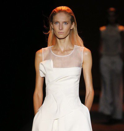 El negro y el blanco roto con inspiraciones marinas en la colección de Miguel Palacio para primavera/verano 2015 en Madrid Fashion Week