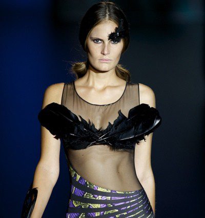 Montse Bassons reinterpreta 'El Lago de los Cisnes' con su colección de baño en Madrid Fashion Week 2014