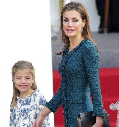 La Reina Letizia escoge un sobrio vestido verde de Felipe Varela para el Día de la Hispanidad 2014