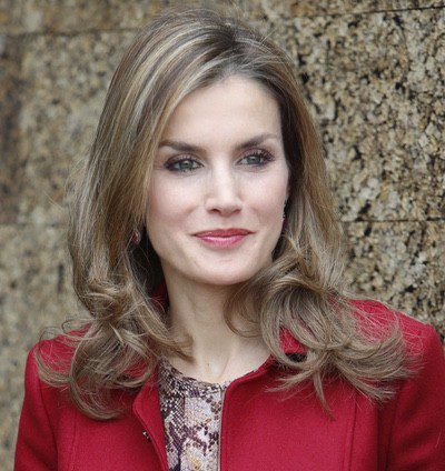 La Reina Letizia: de rojo y con la melena suelta en su primer viaje en solitario a Portugal