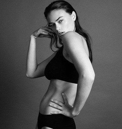 Calvin Klein desata la polémica: anuncia sus 'tallas grandes' con una modelo de la talla 40