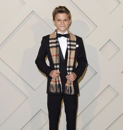 Romeo Beckham cobra 70.000 dólares por cada campaña de Burberry