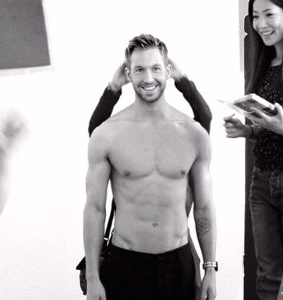 Calvin Harris cambia la música por la moda y se convierte en la nueva imagen de Emporio Armani