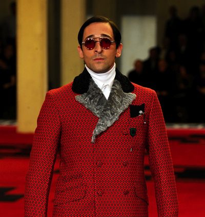 Adrien Brody y Gary Oldman desfilan para Prada en la Semana de la Moda de Milán