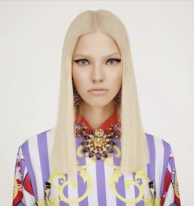 Sasha Luss se sumerge en el carácter 'Sixties' para dar vida a la nueva colección Resort 2015 de Versace