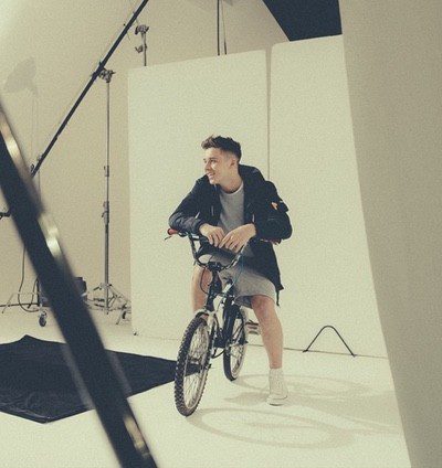 Brooklyn Beckham posa por primera vez como modelo en una campaña dirigida por Reserved