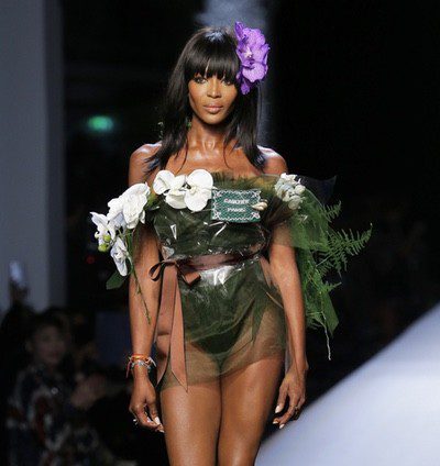 Jean Paul Gaultier convierte a Naomi Campbell en un ramo de flores de novia