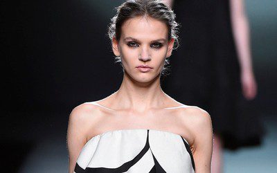 Amaya Arzuaga apuesta por las superposiciones para el otoño/invierno 2015/2016 en Madrid Fashion Week