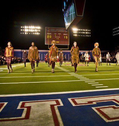 Tommy Hilfiger sube a la pasarela neoyorquina una colección al estilo Super Bowl