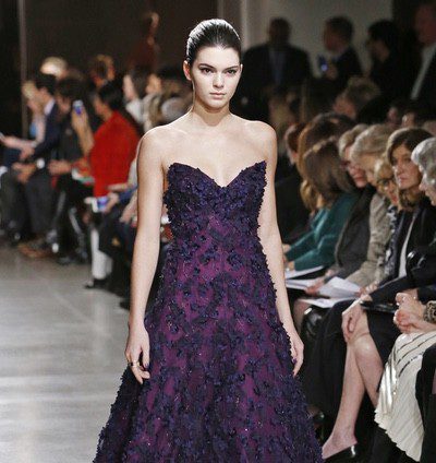 Peter Copping presenta su primer desfile para Oscar de la Renta con bordados, encajes y transparencias