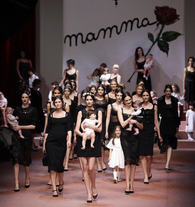 Dolce & Gabbana homenajea a las 'mammas' italianas sobre la Milán Fashion Week
