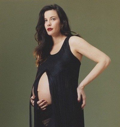 Liv Tyler luce su embarazo en la nueva campaña de Proenza Schouler