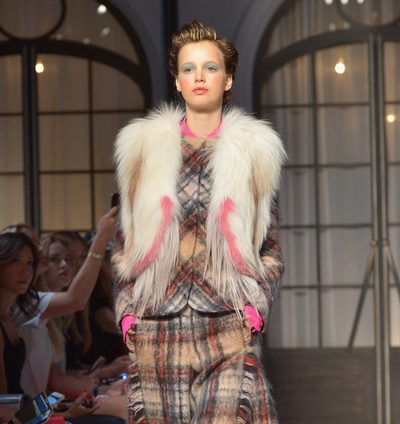 Metalizados, bordados y tartán marcan la Alta Costura de Schiaparelli para el otoño/invierno 2015/2016
