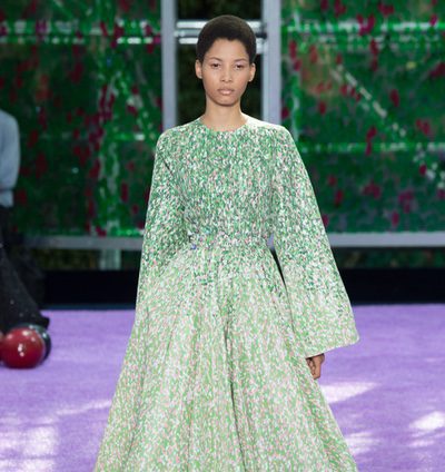 Raf Simons lleva la colección de Alta Costura otoño/invierno 2015 al jardín de las delicias de París