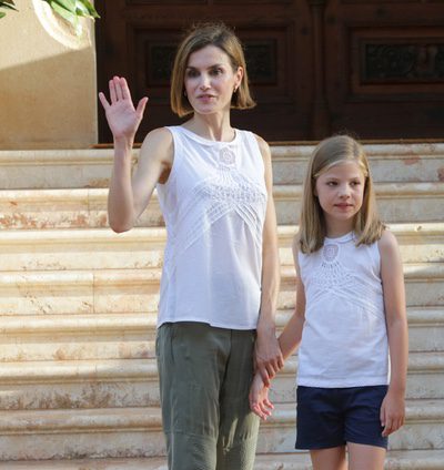 El look trendy de la Reina Letizia en su tradicional posado en Marivent