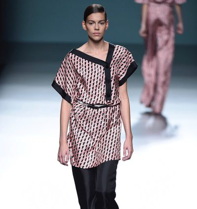 Ángel Schlesser apuesta por la asimetría y sobriedad del color para primavera/verano 2016 en Madrid Fashion Week