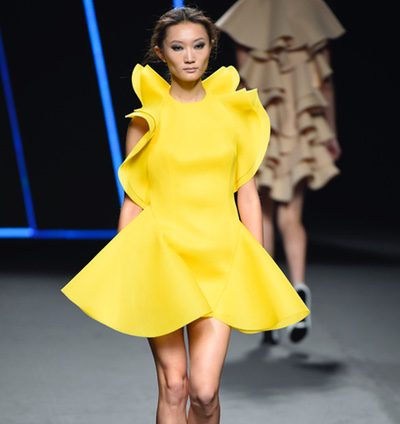 Superposiciones, pliegues y volantes en la colección primavera/verano 2016 de Amaya Arzuaga en Madrid Fashion Week
