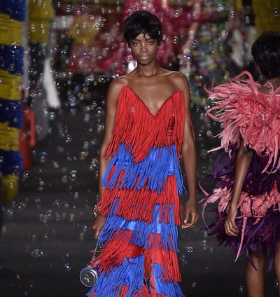 Moschino mete a la Milan Fashion Week primavera/verano 2016 en el túnel de lavado