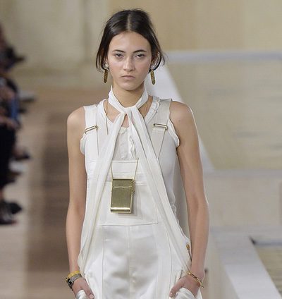 Alexander Wang se despide de Balenciaga poniendo en blanco la Paris Fashion Week