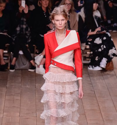 Alexander McQueen presenta su colección de cuento de hadas en París Fashion Week