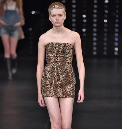 Tiaras de princesa: Imprescindibles en los outfits de Saint Laurent en Paris Fashion Week