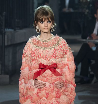 Plisado, cuero y plumas pintadas, las apuestas de Chanel en 'Métiers d'Art Paris à Rome 2015/2016'