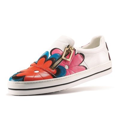 Roger Vivier presenta su colección de zapatillas 'Sneaky VIV' en clave deportiva y con la icónica hebilla de la casa