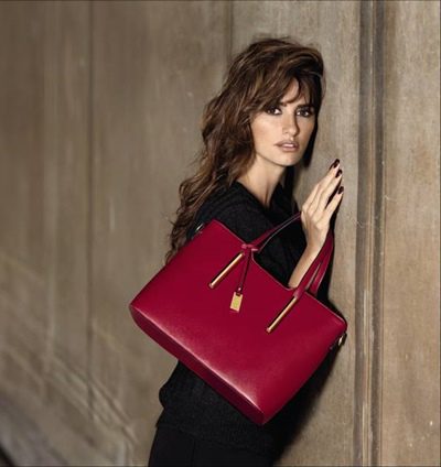 La colección navideña de Carpisa apuesta por el color burdeos para sus bolsos